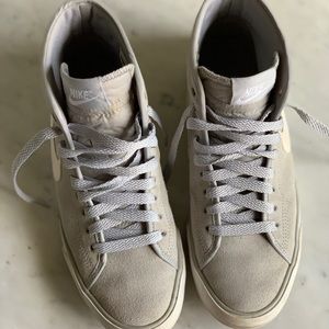 Women’s Nike high-top vintage-style sneakers grey